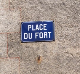 Craponne plaque de la place du For en centre bourg
