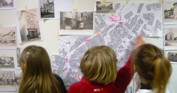 Les enfants des écoles travaillent sur l'évolution du centre bourg de Craponne