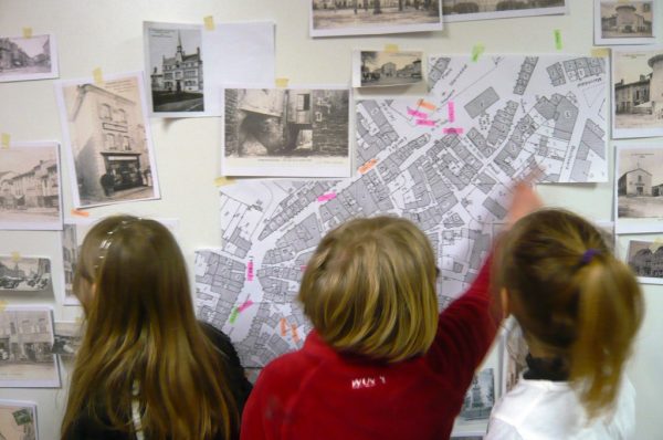 Les enfants des écoles travaillent sur l'évolution du centre bourg de Craponne