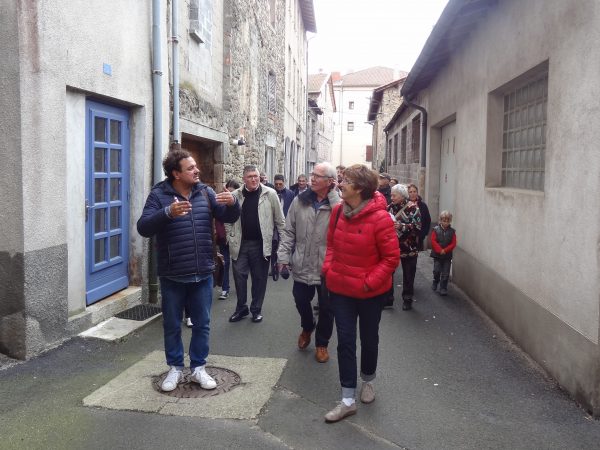 La déambulation dans le centre bourg a réuni une quarantaine de personnes.
