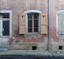Une façade du centre bourg aux couleurs de Craponne-sur-Arzon