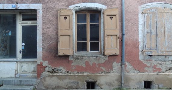 Une façade du centre bourg aux couleurs de Craponne-sur-Arzon