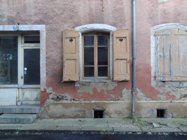 Une façade du centre bourg aux couleurs de Craponne-sur-Arzon